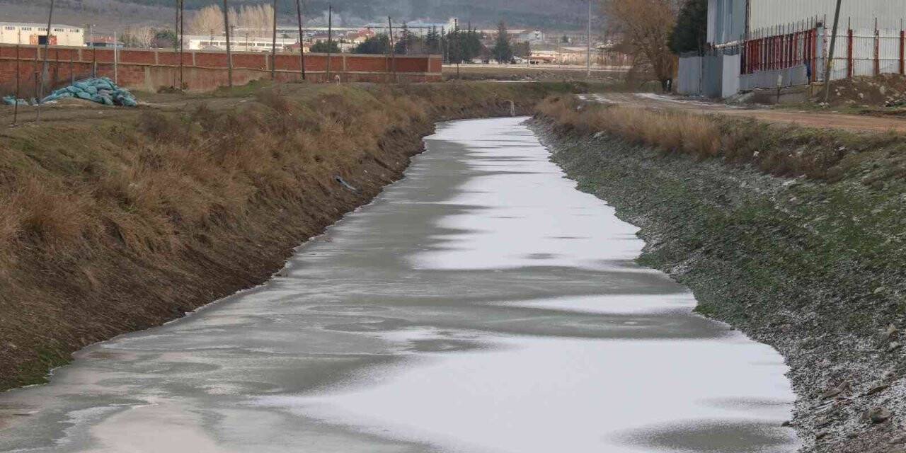 Eskişehir’de soğuk hava sulama kanalını dondurdu