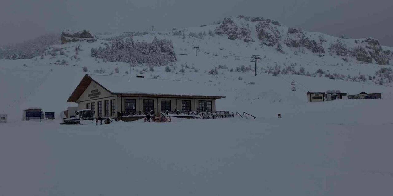 Keltepe Kayak Merkezi’nde kar kalınlığı 1 metreye ulaştı