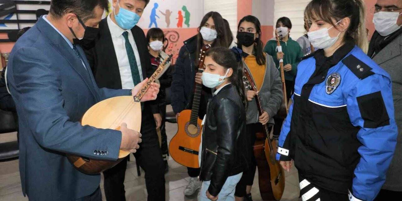 Cizre polisi öğrencilere müzik kursu açtı