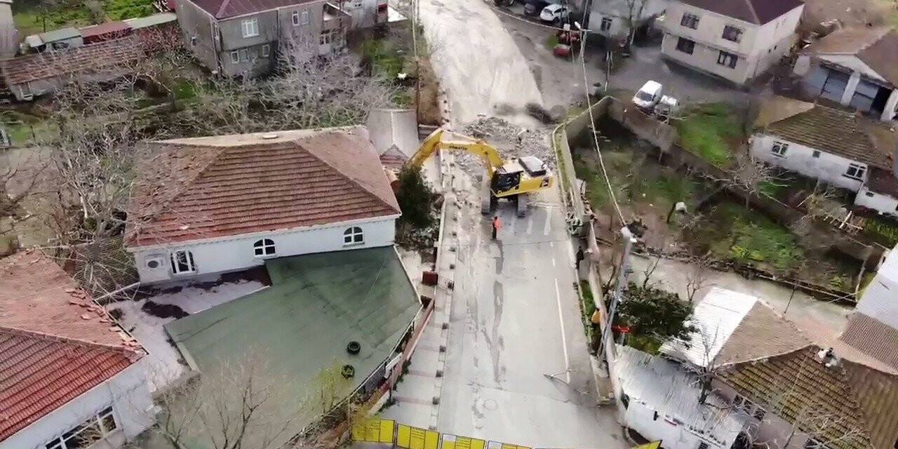 Arnavutköy’de lodostan hasar gören camii minaresinin yıkımı tamamlandı