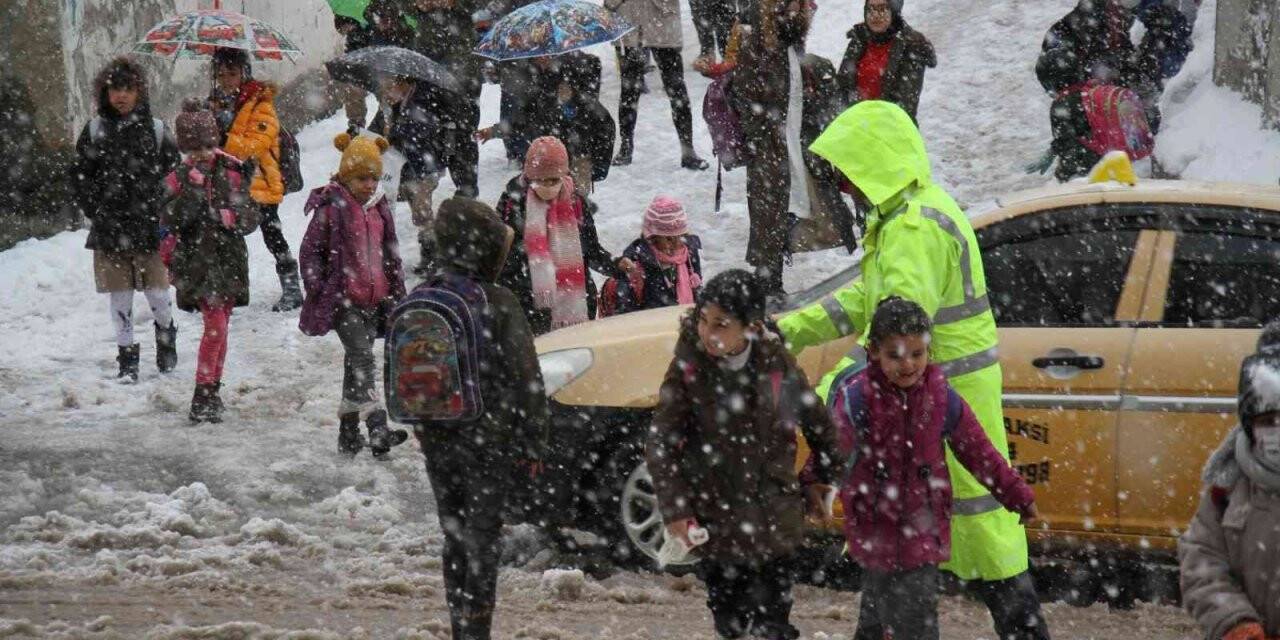 Şemdinli’de yoğun kar yağışı