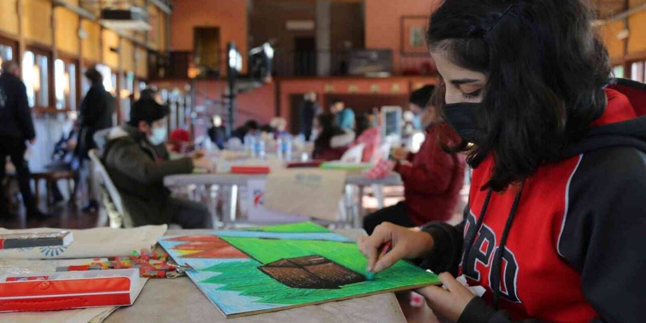 Gölcük’te öğrenciler, doğayı resim kağıdına aktardı