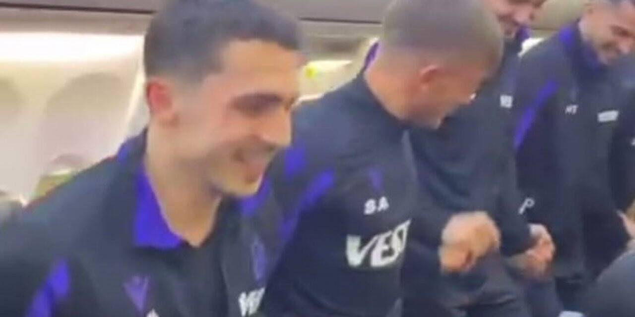 Trabzonsporlu futbolculardan uçakta horon ve kolbastı