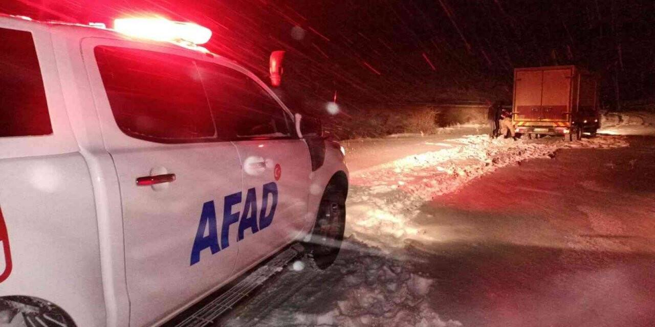 Aracı kara saplanan vatandaşları AFAD kurtardı
