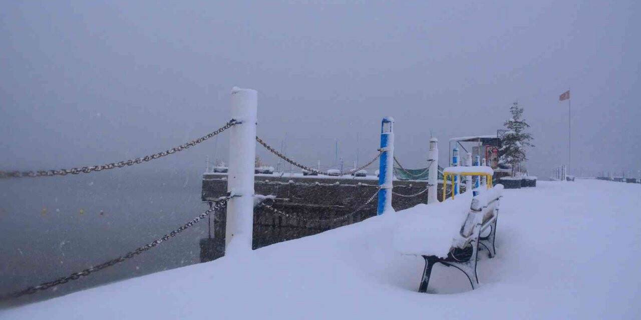 Tatvan’da kartpostallık kar manzaraları