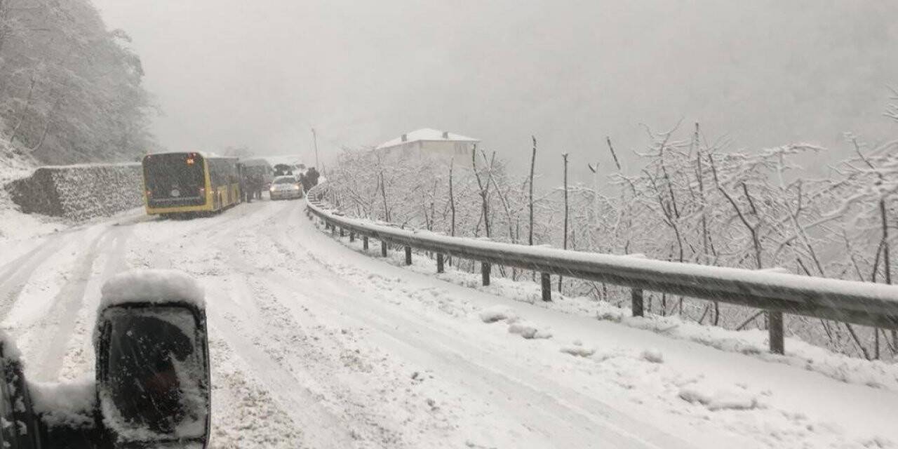 Trabzon’da araçlar yolda mahsur kaldı