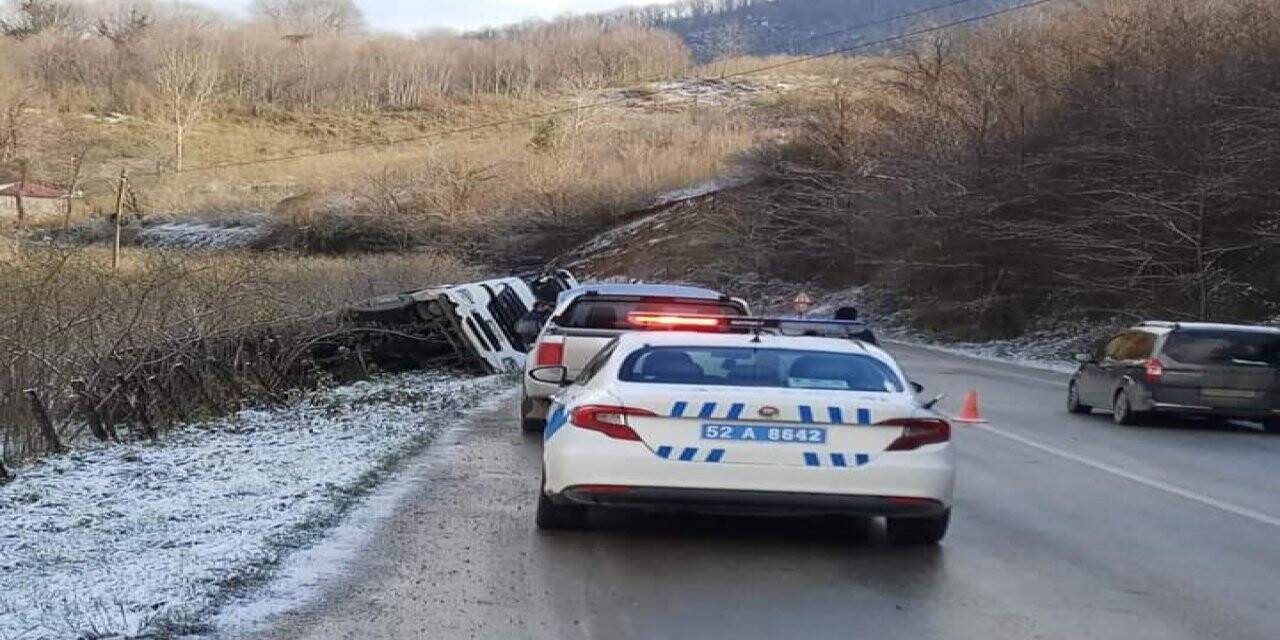 Ordu’da kontrolden çıkan süt tankeri devrildi