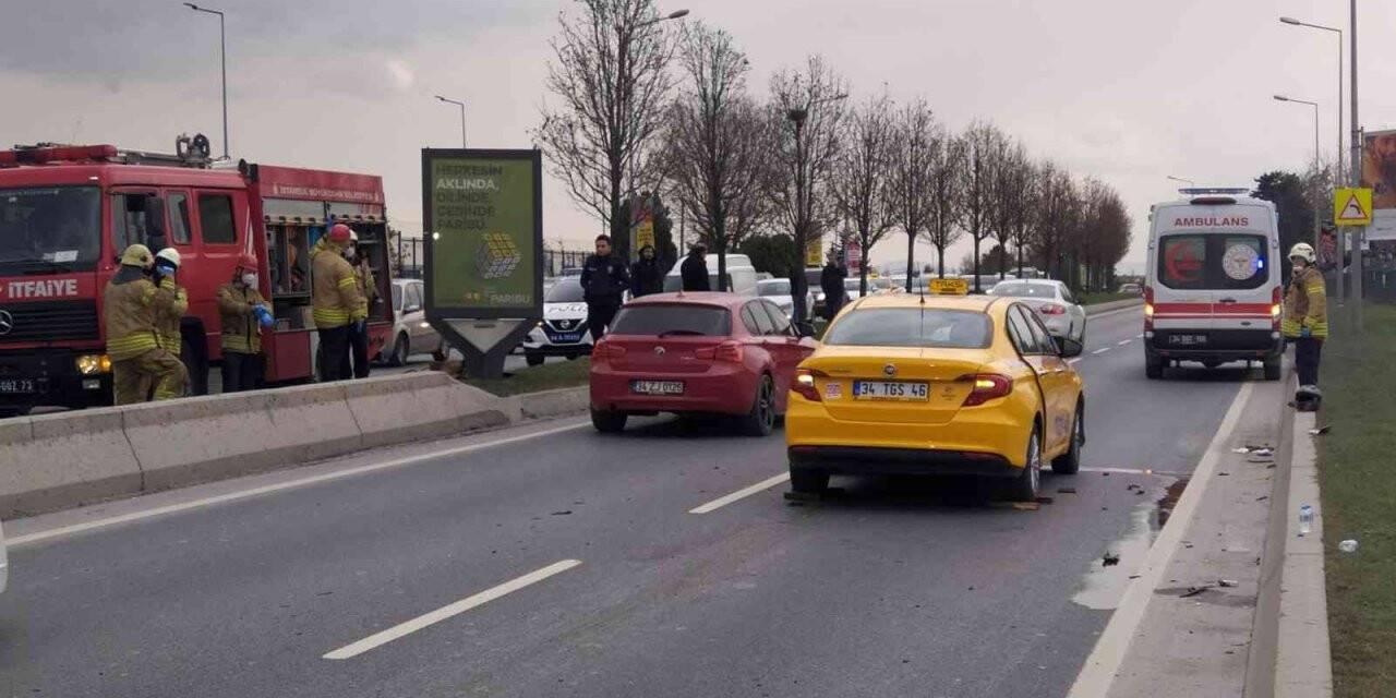 Beton bariyere çarpan motosiklet sürücüsü otomobilin altında kaldı