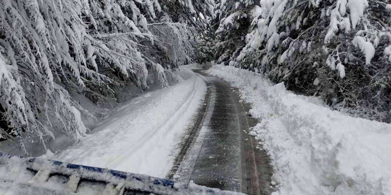 Devrek’te kar yolları kapattı