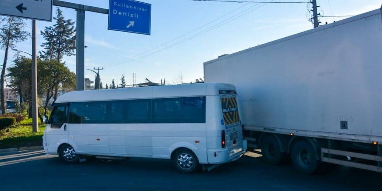 Aydın’da tır, servis aracına çarptı