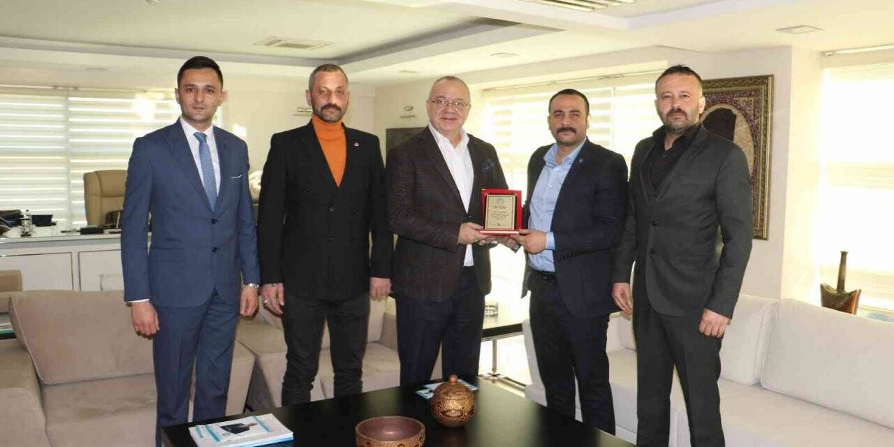 Ülkü Ocakları’ndan Başkan Ergün’e plaket