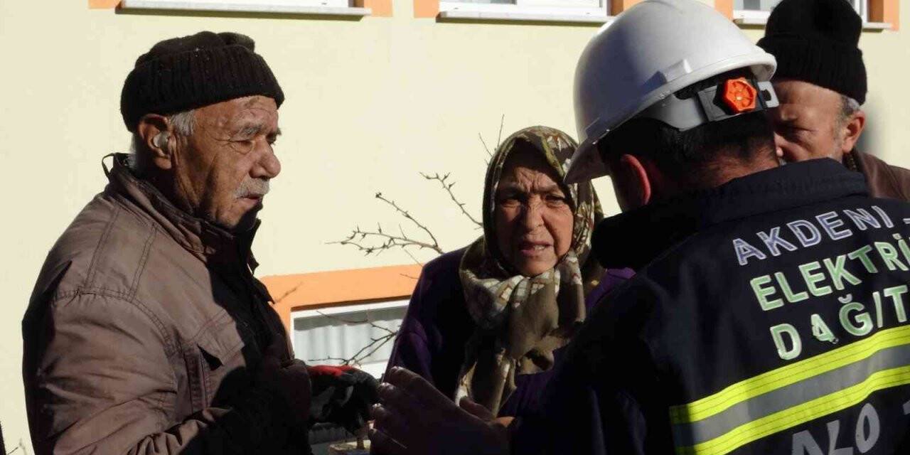 Isparta’da evi yanan yaşlı çift kendilerini sokağa zor attı