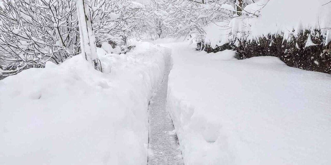 Kar kalınlığı 1 metreye ulaştı, köye girilemiyor