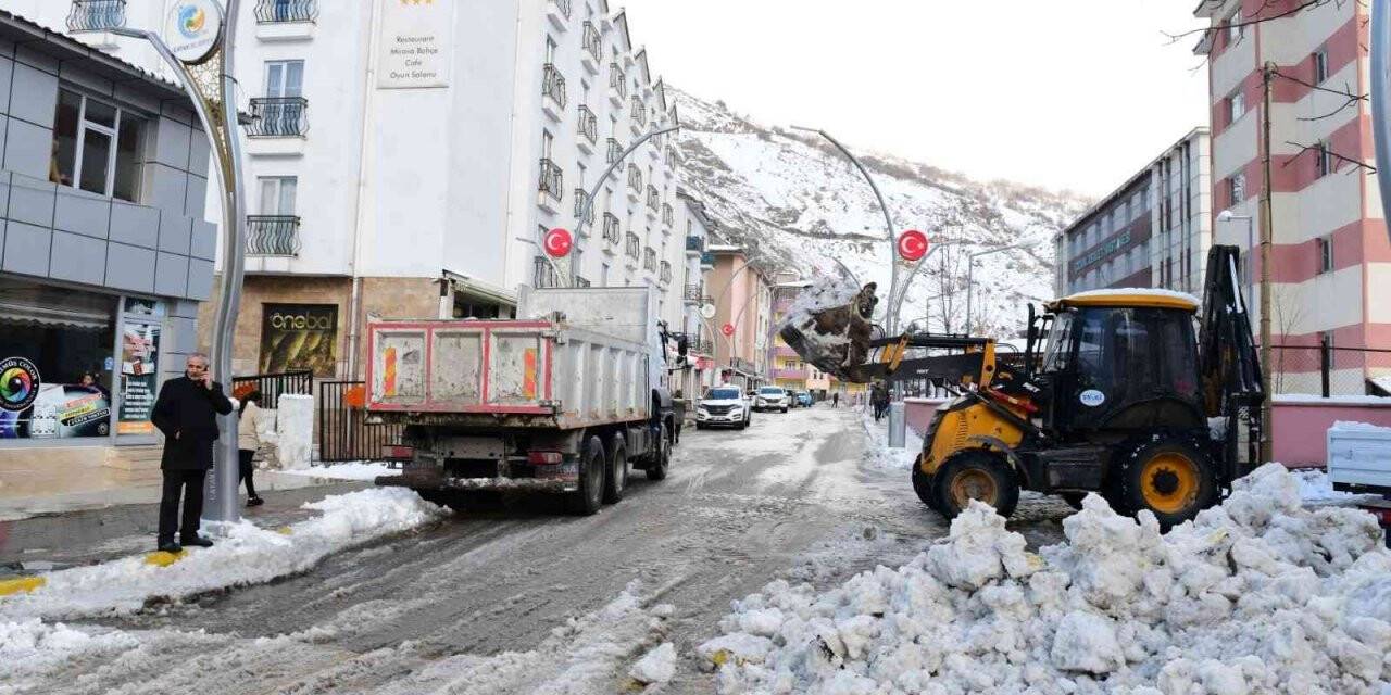 Çatak’ta kar temizliği çalışmaları