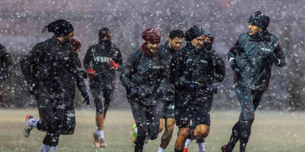 Trabzonspor kar altında çalıştı