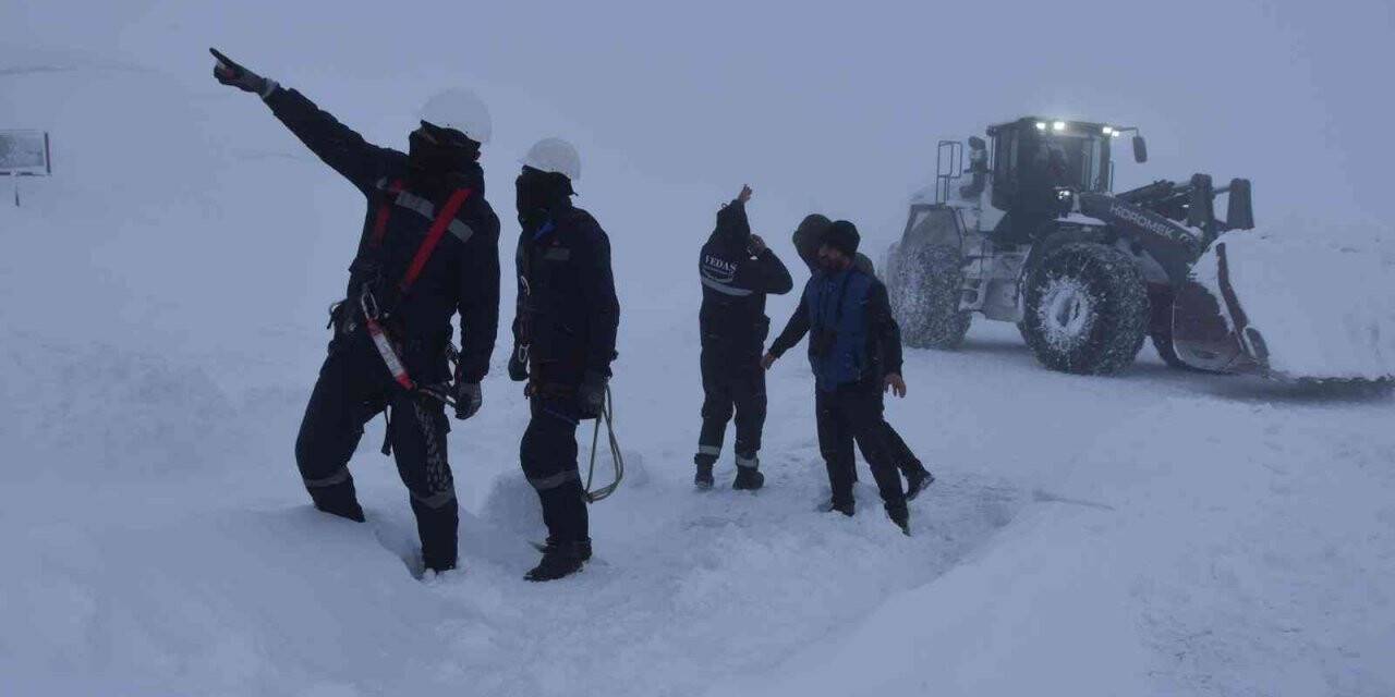 Hakkari’de yol açmaya çalışan karla mücadele ekibi tipiye yakalandı
