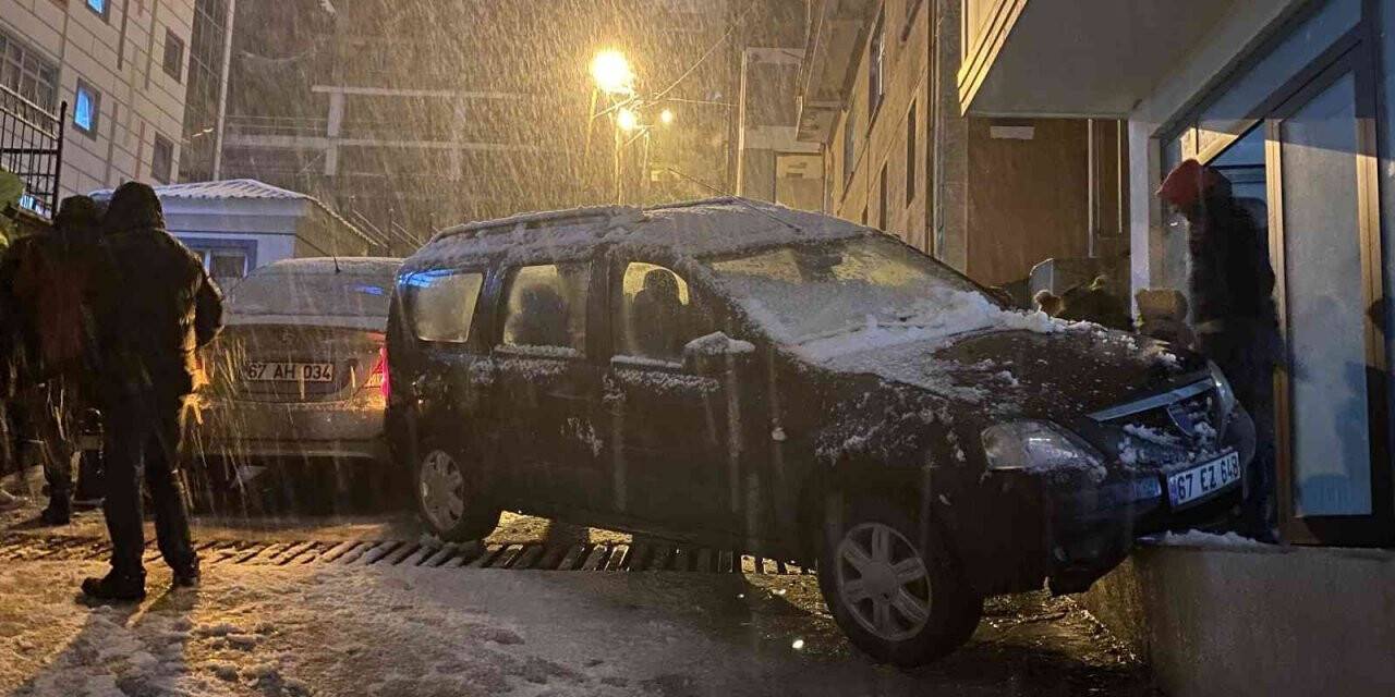 Otomobil çarpmanın etkisiyle apartmanın önüne düştü