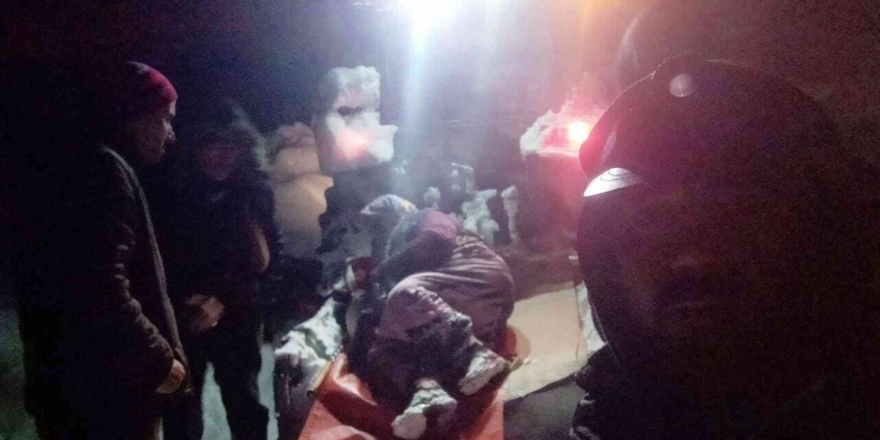 Kar yolu kapatınca hastayı traktörün arkasında ambulansa taşıdılar