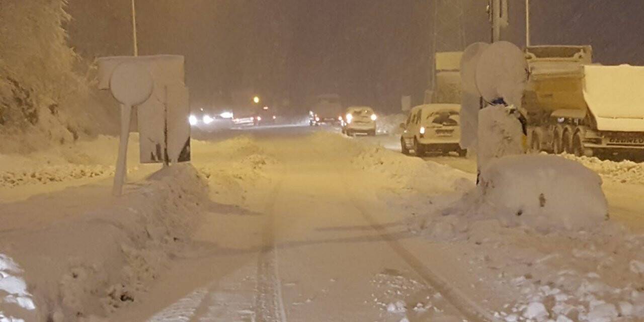 Artvin’de kar yağışı nedeniyle Hopa-Borçka karayolunda uzun araç kuyrukları oluştu