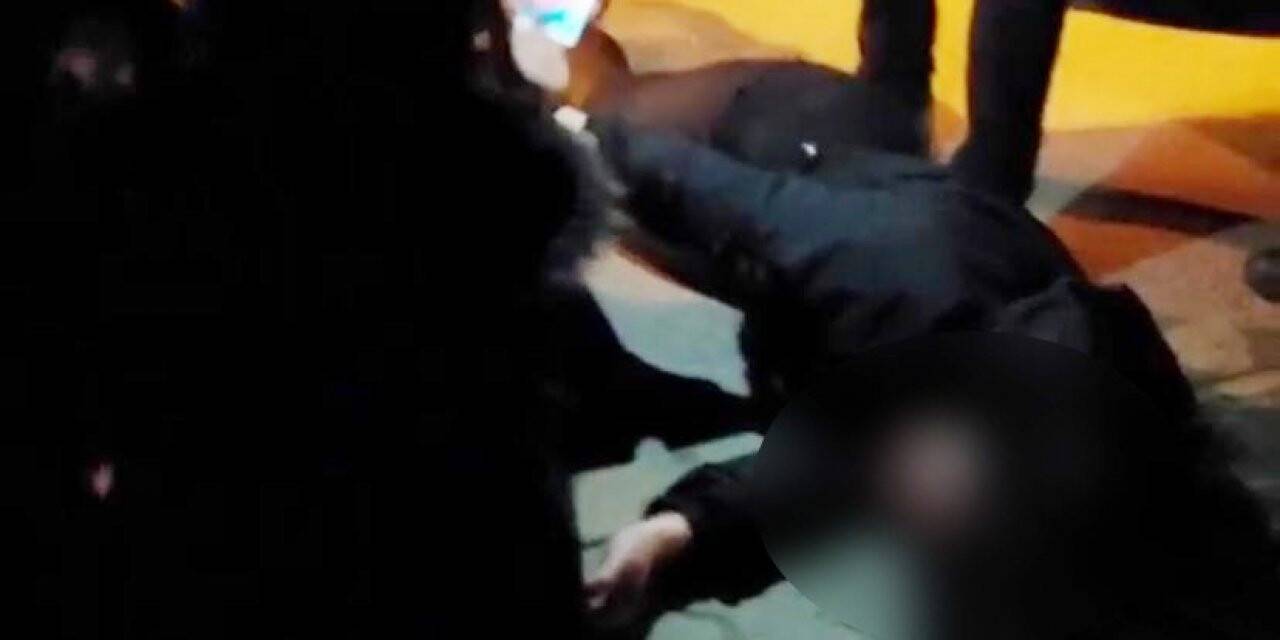 Kaza yaptı, baygınlık geçiren arkadaşını tokat atarak uyandırmaya çalıştı