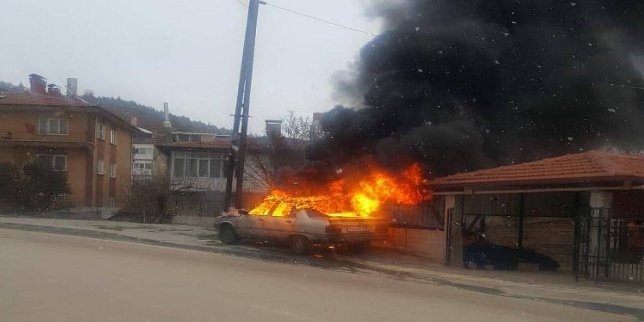 Ankara’da yanan otomobil itfaiye ekipleri tarafından söndürüldü