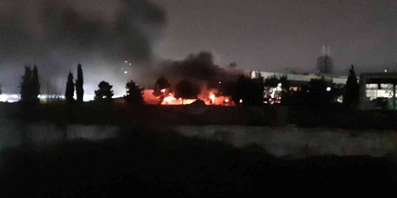 Bakır fabrikası alevlere teslim oldu