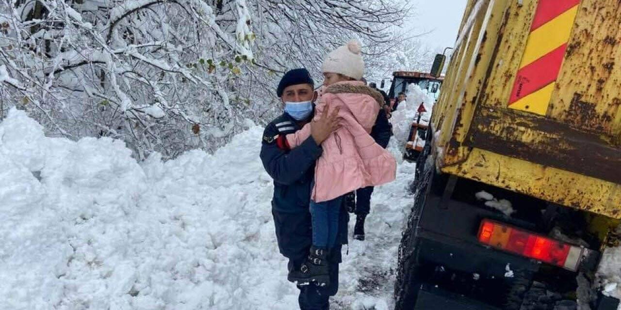 Jandarma köyde mahsur kalan 5 yaşındaki Meryem’i hastaneye ulaştırdı