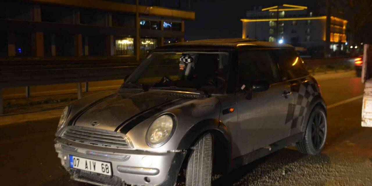 Bariyerlere çarpan otomobil ters yönde durabildi