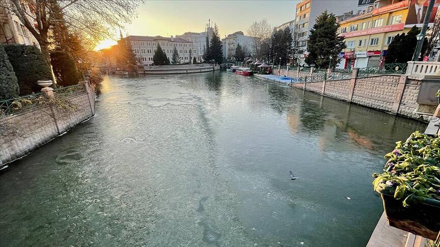 Eskişehir'den geçen Porsuk Çayı buz tuttu
