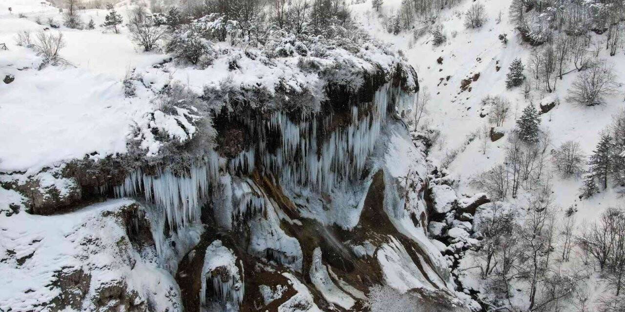 Sivas’ta Sibirya soğukları şelaleyi dondurdu