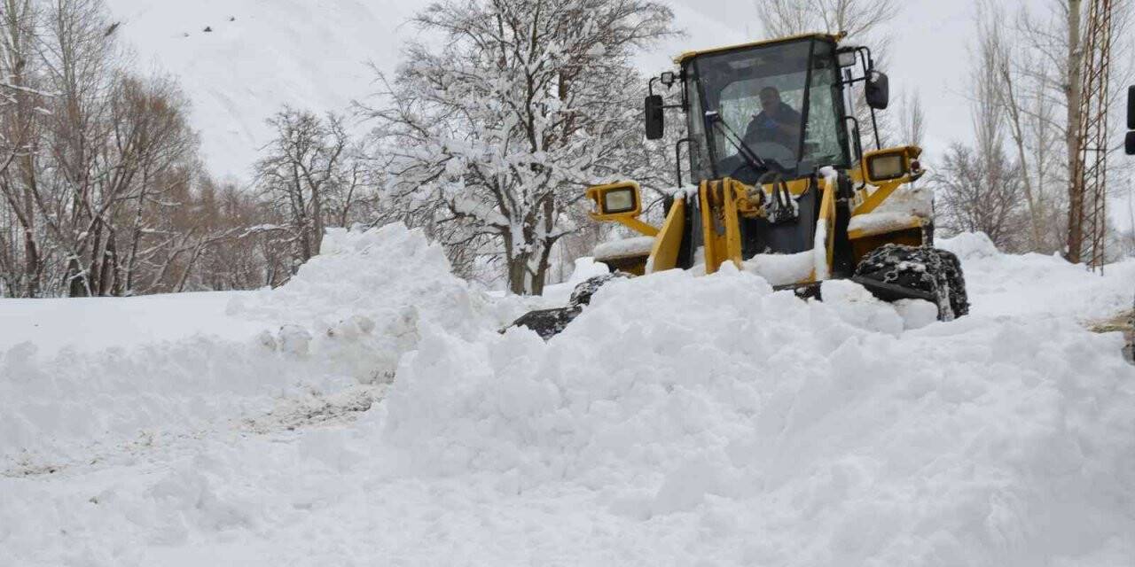 Beytüşşebap’ta kar kalınlığı 1 metreyi geçti, ev ve araçlar kara gömüldü