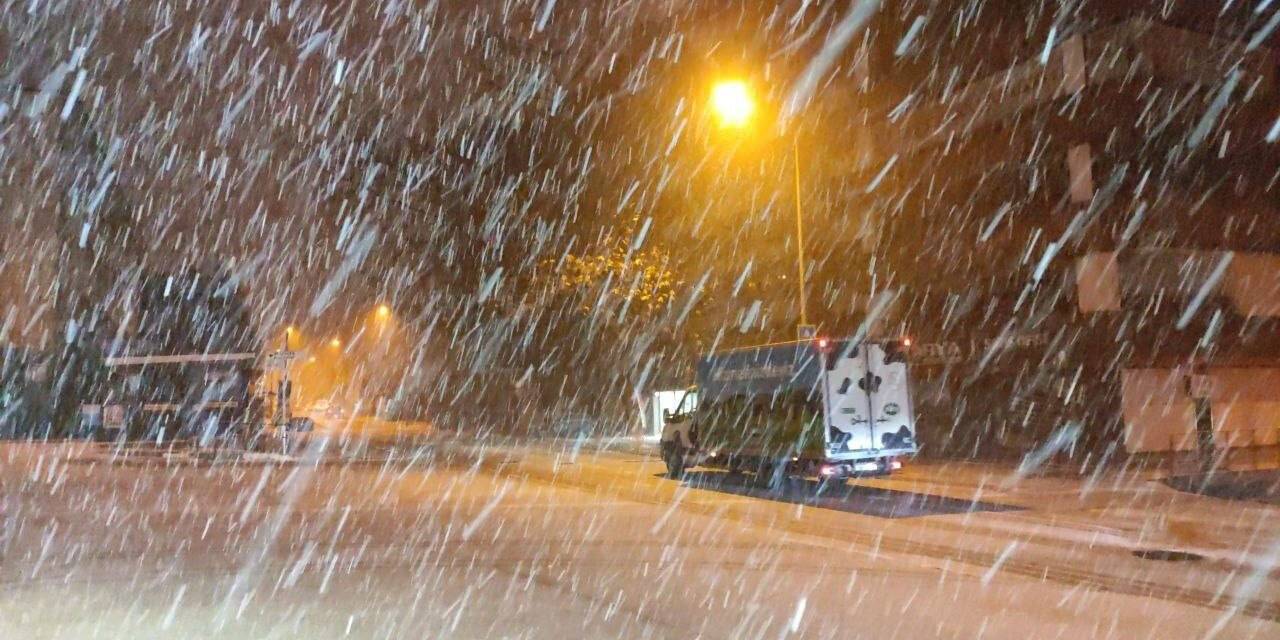 Bursa’da “kar çilesi”, araçlar yolda kaldı