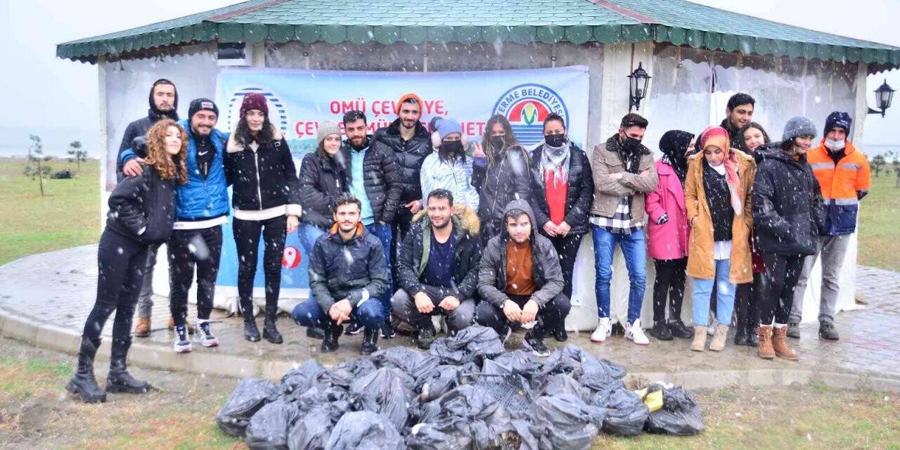 Üniversite öğrencilerinden eksi 2 derecede sahil temizliği