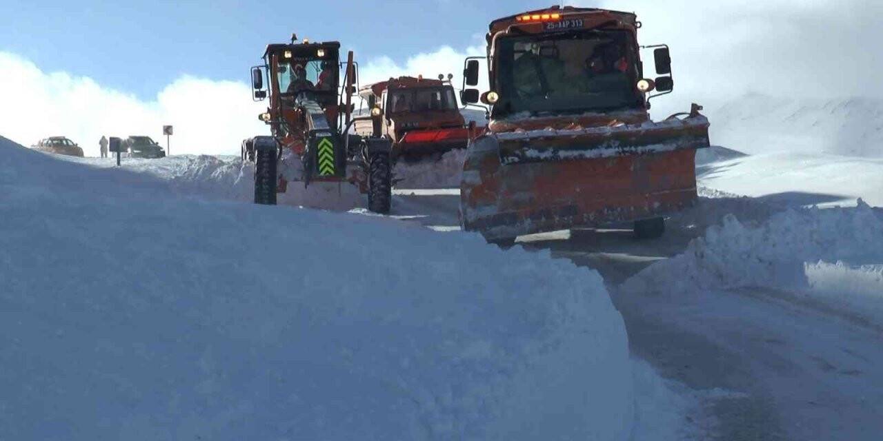 2 bin 885 rakımlı Palandöken geçidinde nefes kesen karla mücadele çalışması
