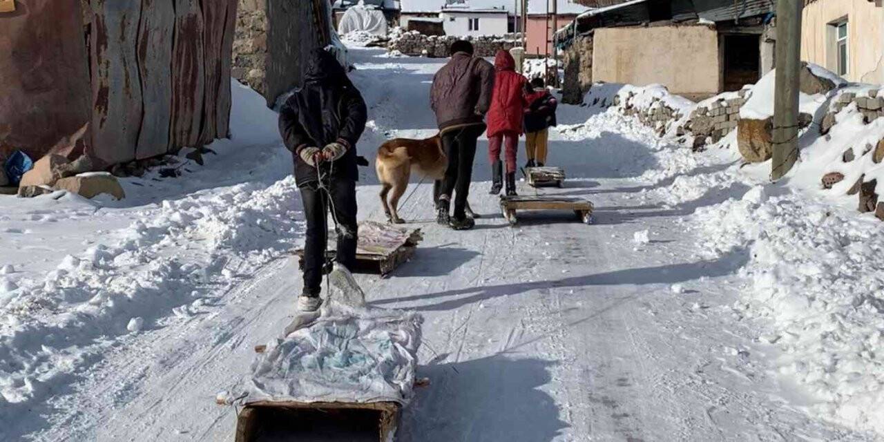 Kars’ta çocukların kızak keyfi