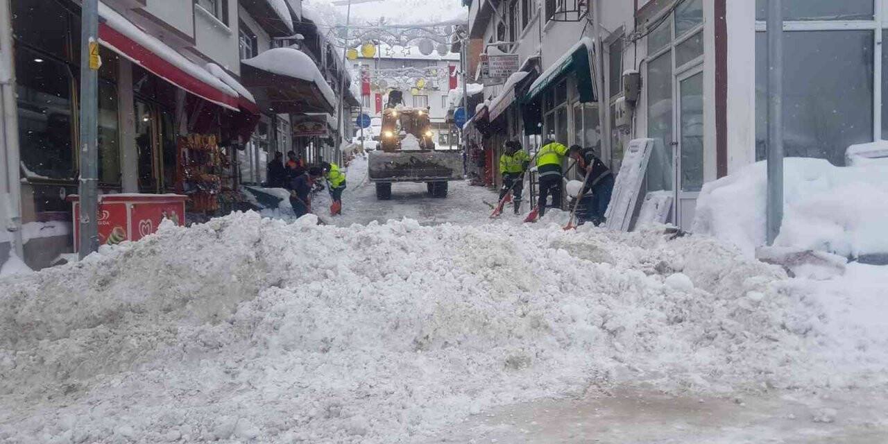 Küre’de ekiplerin yoğun kar mesaisi