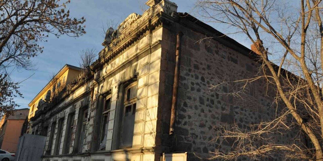 Kars’ta 100 yıllık tarihi binanın duvarlı yıkılıyor