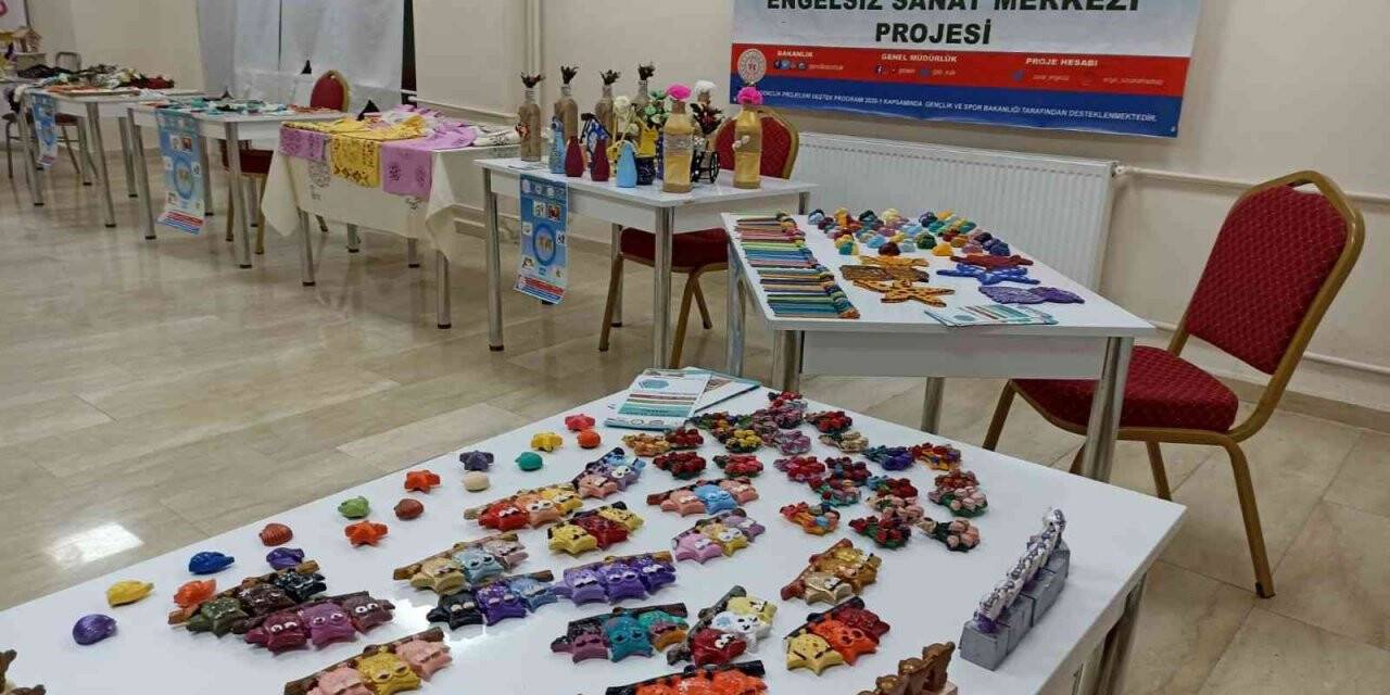 Özel gereksinimli öğrencilerden ‘Engelsiz El Sanatları Sergisi’