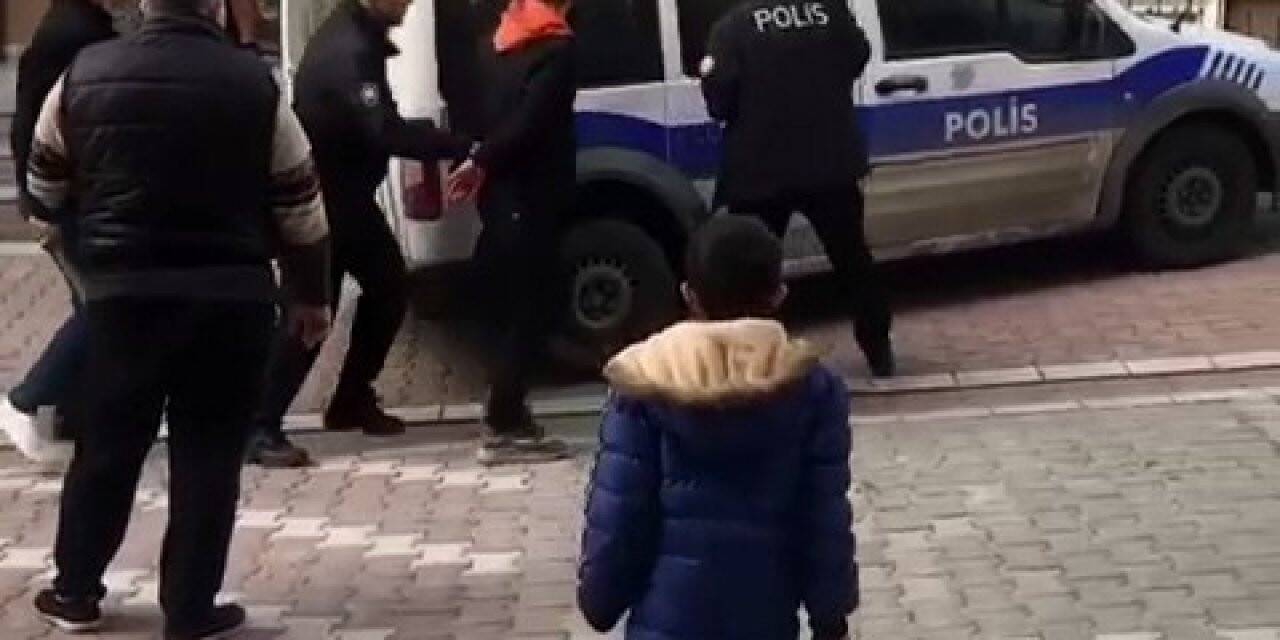 Esenyurt’ta apartman sakinleri hırsızlara suçüstü yaptı