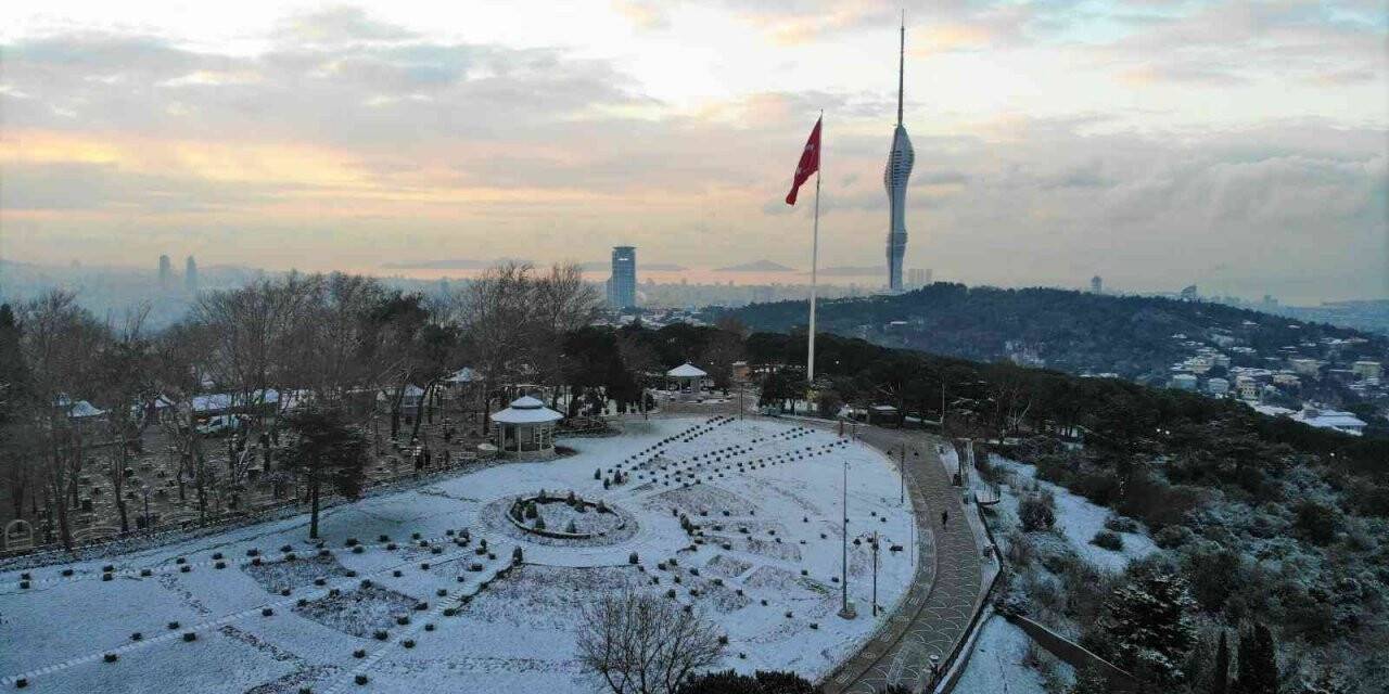 Çamlıca Tepesi beyaza büründü