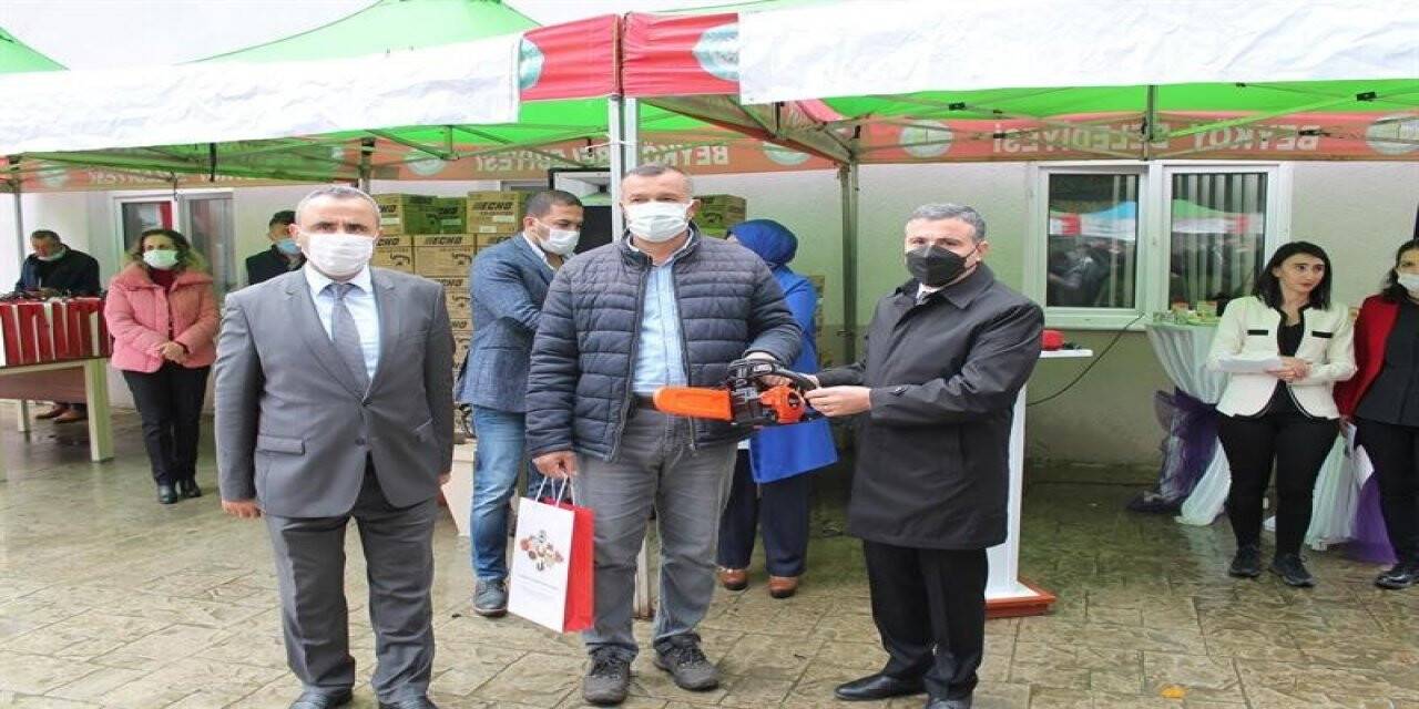 Çiftçilere budama ekipmanları dağıtıldı
