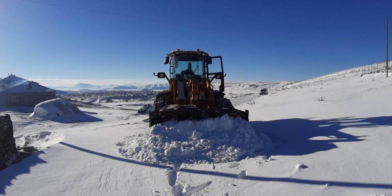 Çaldıran’da karla mücadele çalışmaları