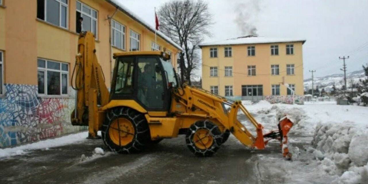Çaydeğirmeni’nde kar temizleme çalışmaları devam ediyor