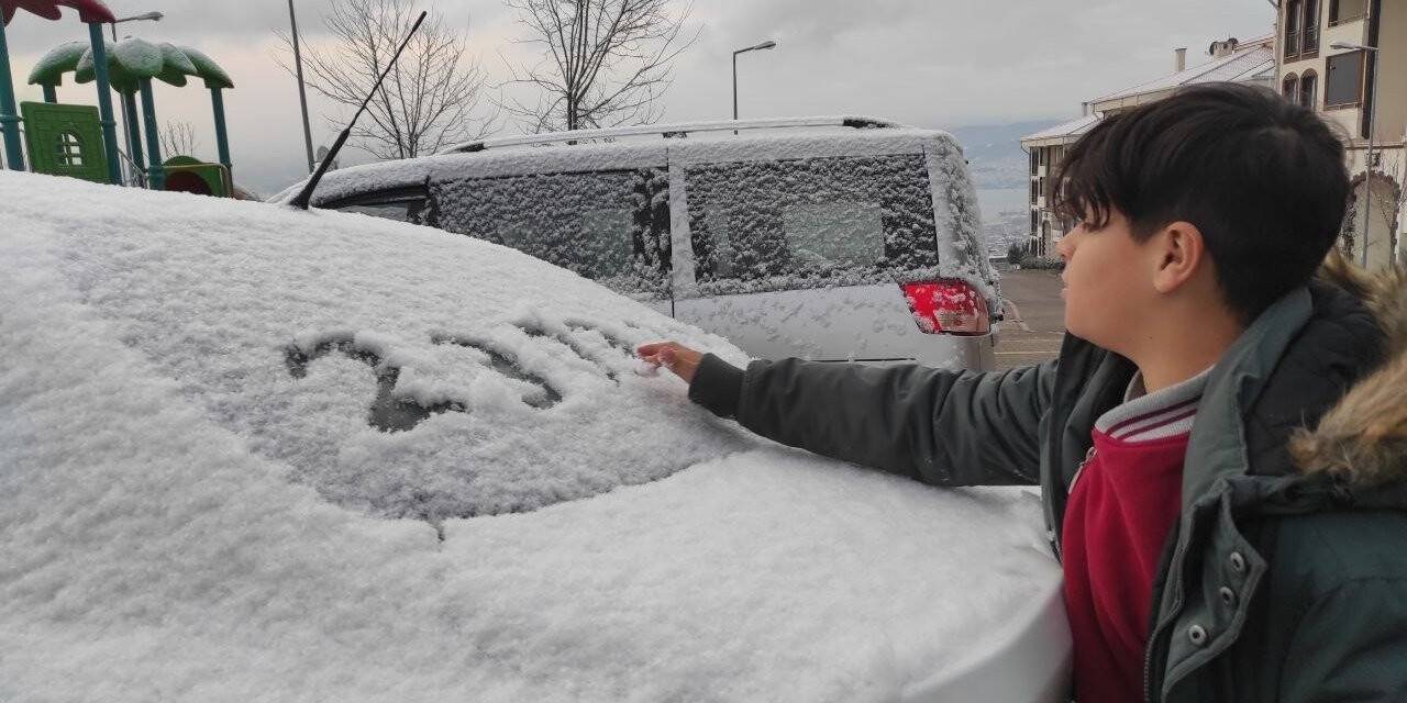 Kocaeli’de kar, kent merkezinin yüksek kesimlerinde de yağdı
