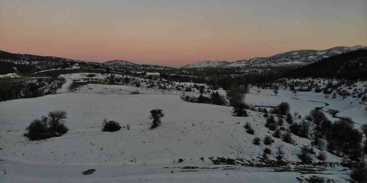 Burdur’da yüksek kesimlerde etkili olan kar yağışı eşsiz manzaralar oluşturdu
