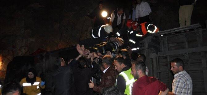 Kamyonda Sıkışan Sürücüyü İtfaiye Kurtardı FOTOGALERİ