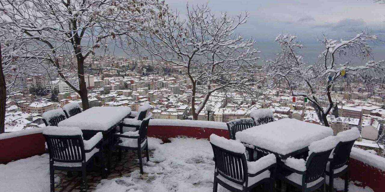 Trabzon’da karın getirdiği zorluklar ve güzellikler görüntülere böyle yansıdı