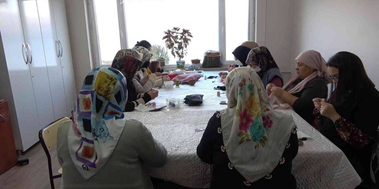 Kadınlar el emeği ile üretiyor