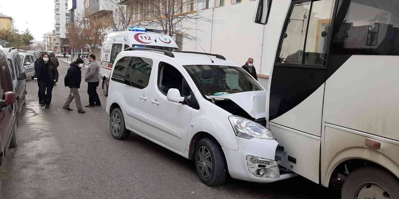 Hafif ticari araç ile midibüs çarpıştı: 1 yaralı