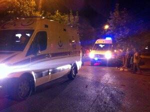 MOTOSİKLET AĞACA ÇARPTI: 2 YARALI